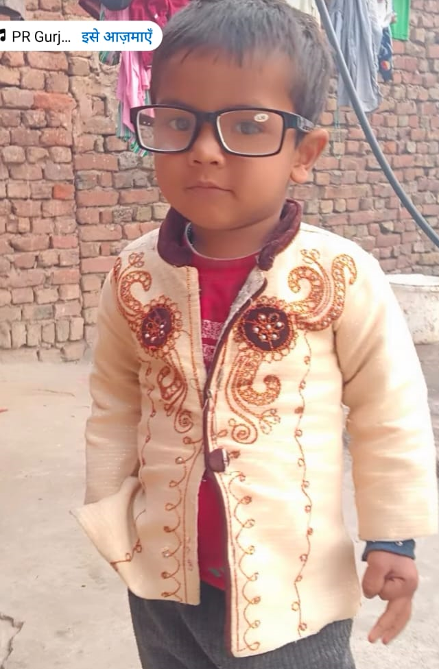 आगरा में दिल दहला देने वाला हादसा: थ्रेसर में खिंचकर 2 साल के मासूम की दर्दनाक मौत, गांव में पसरा मातम