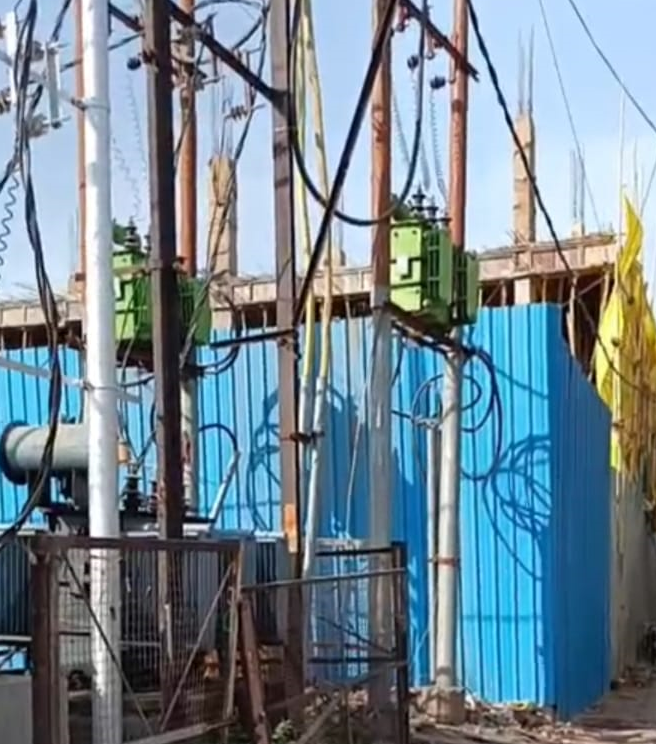 कैसरबाग चौराहा ओल्ड निशात सिनेमा प्लास्टिक फर्नीचर मार्केट के सामने लगा ट्रांसफार्मर बन सकता है बड़े हादसे का कारण