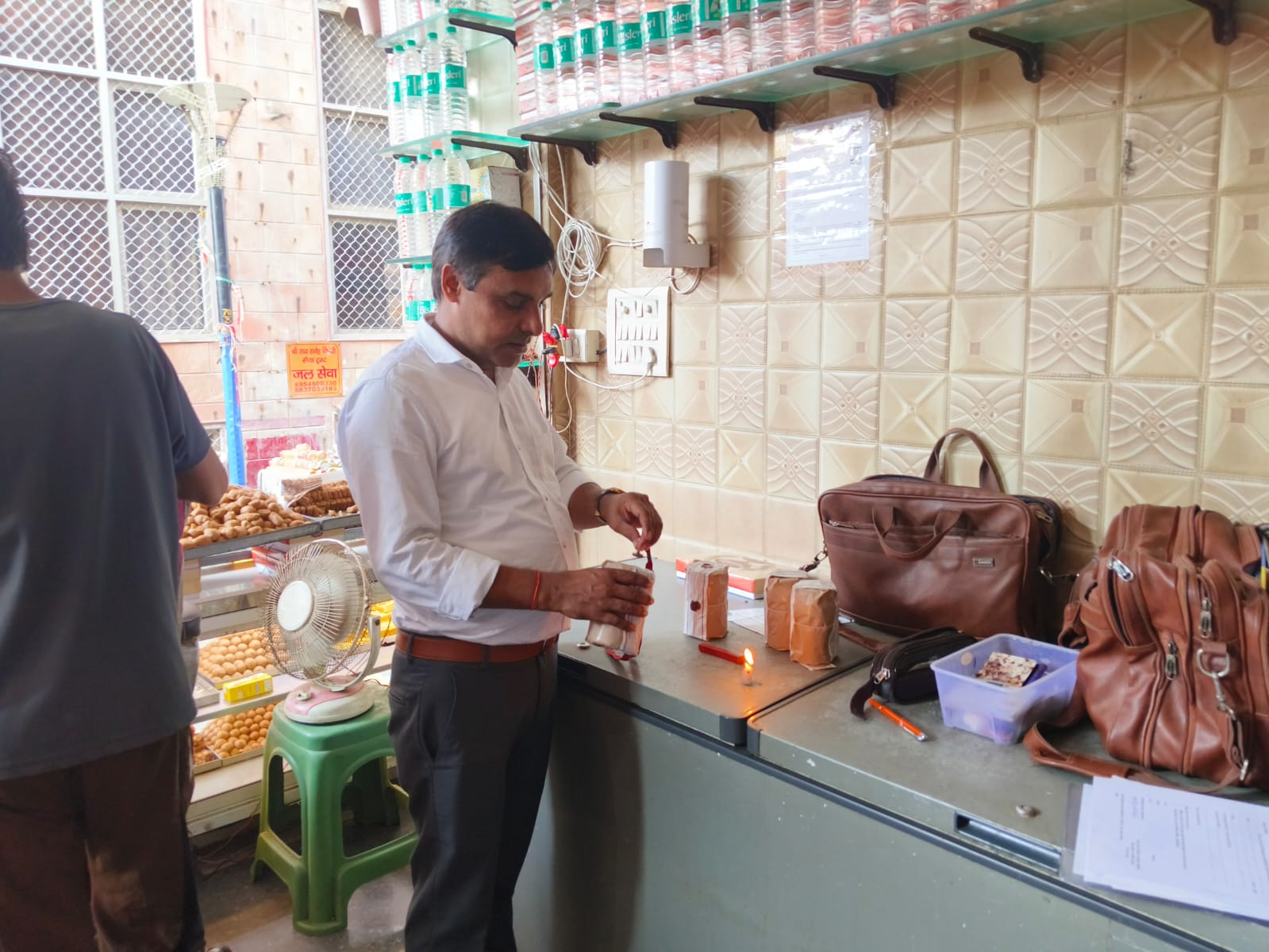 मथुरा खाद्य सुरक्षा एवं औषधि विभाग ने भरे 17 नमूने