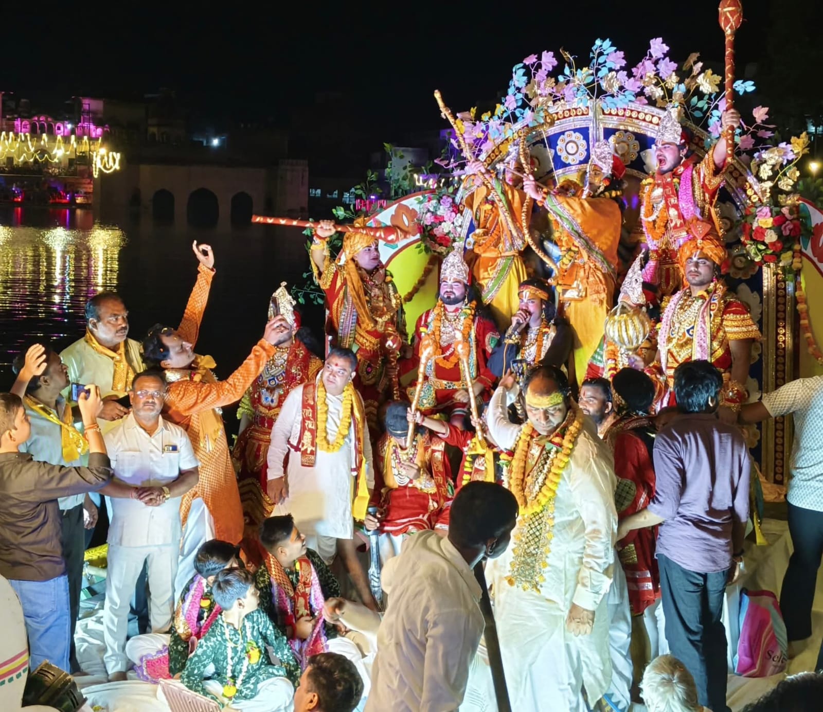 गोवर्धन में मानसी गंगा पर सेतु लीला का भव्य आयोजन