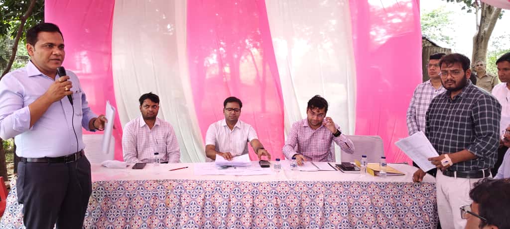 जिलाधिकारी ने पचवान क्षेत्र के किसानों से की वार्ता