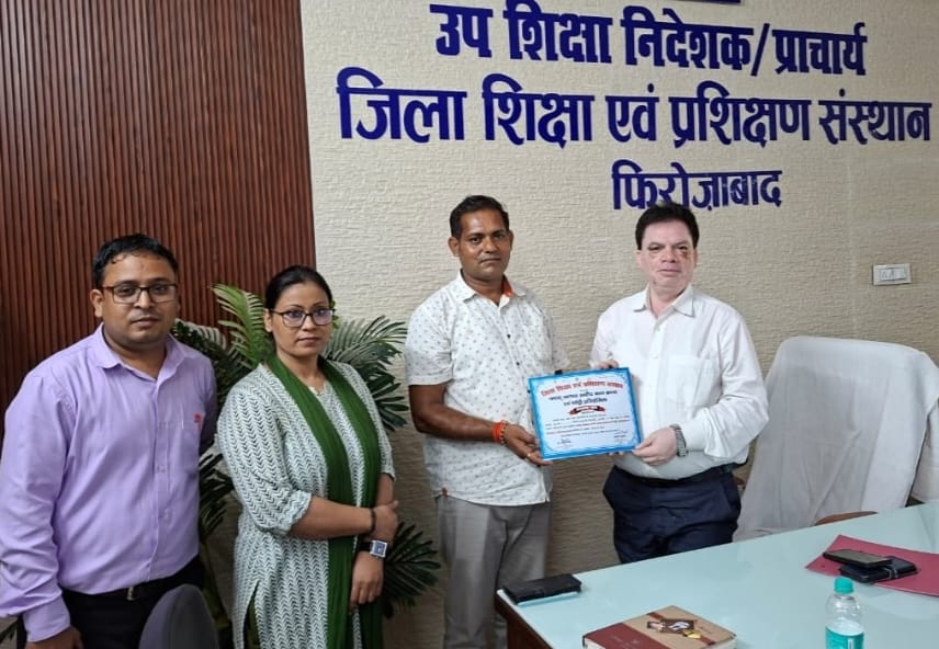 कागज की कलाकृति बनाकर पढ़ाया अमरनाथ सिंह को प्रथम पुरस्कार