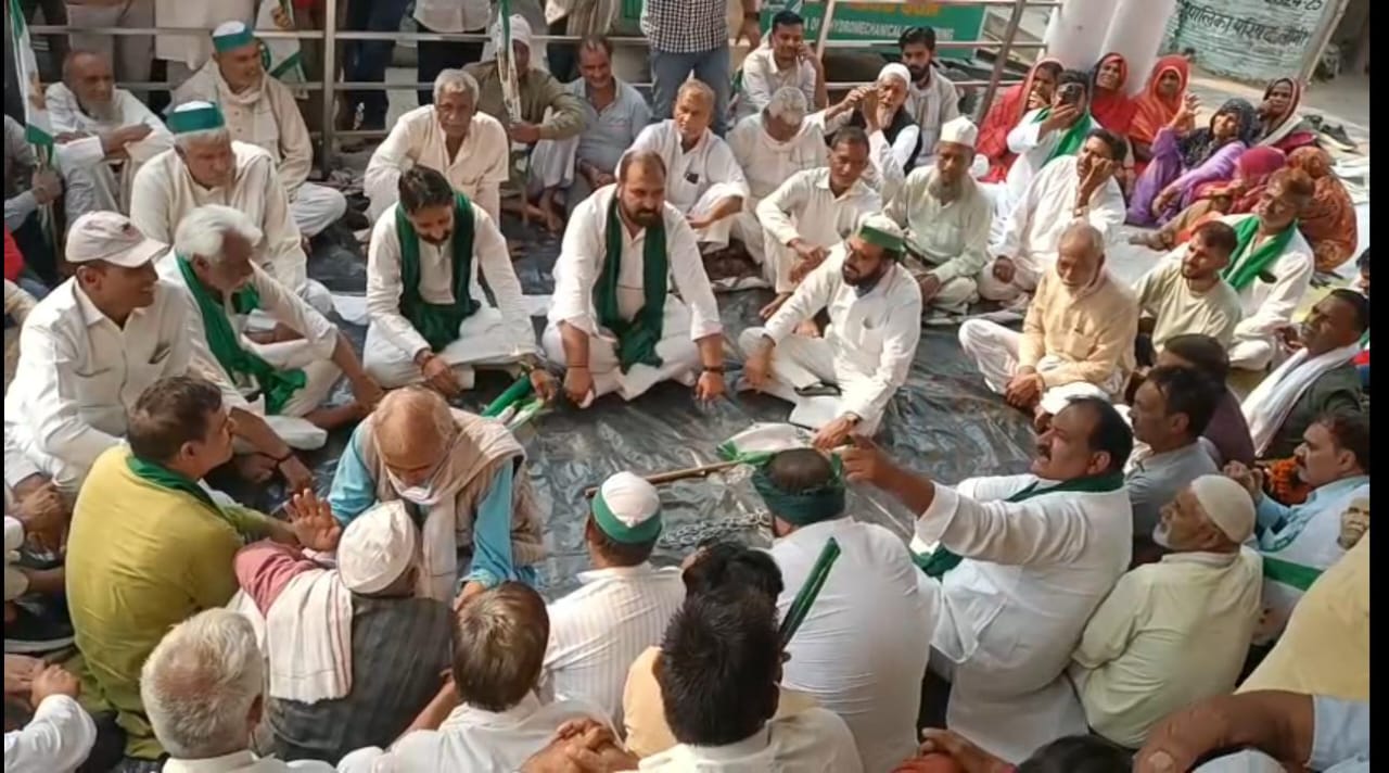 लोनी में आंदोलन कर रहे किसानों ने लोनी तहसील पर की तालाबंदी