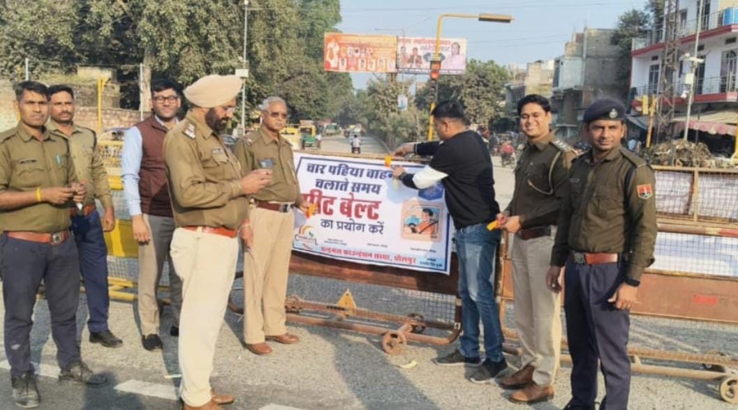 धौलपुर में चंद्रमल फाउंडेशन का सड़क सुरक्षा मिशन तेज, वाटर बॉक्स चौराहे पर लगाए रिफ्लेक्टर और पोस्टर