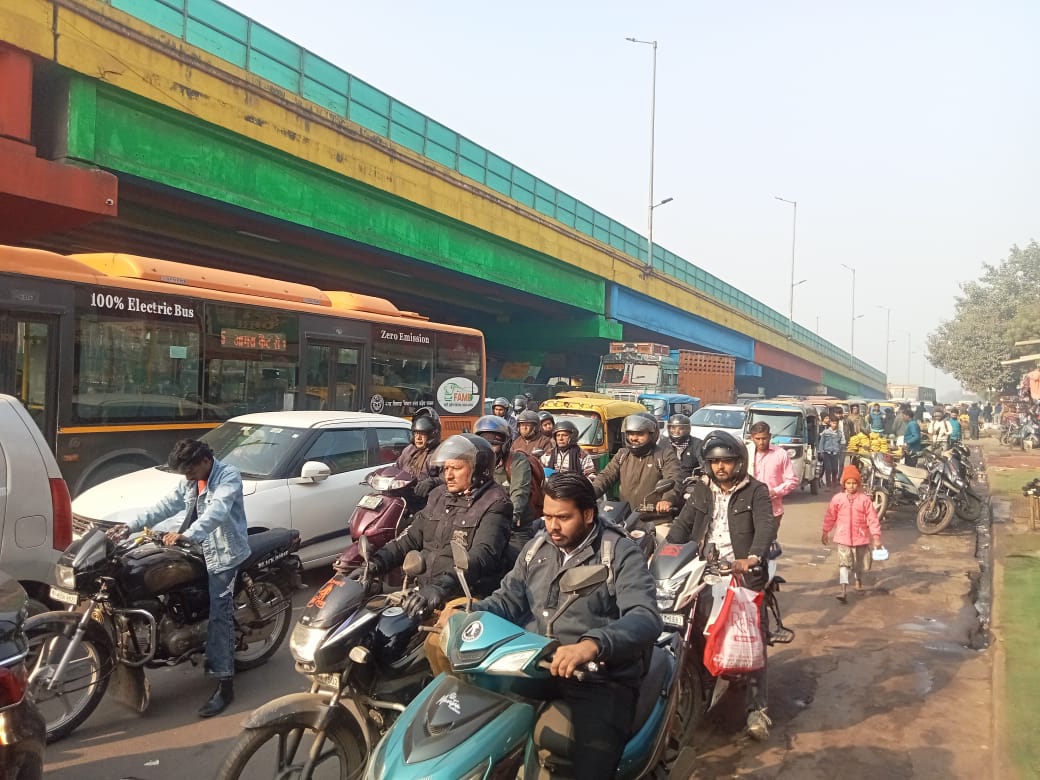 रामबाग में 'गुंडा टैक्स' का काला साम्राज्य: पार्किंग की आड़ में अवैध बस स्टैंड का खेल, राजस्व को लग रहा चूना