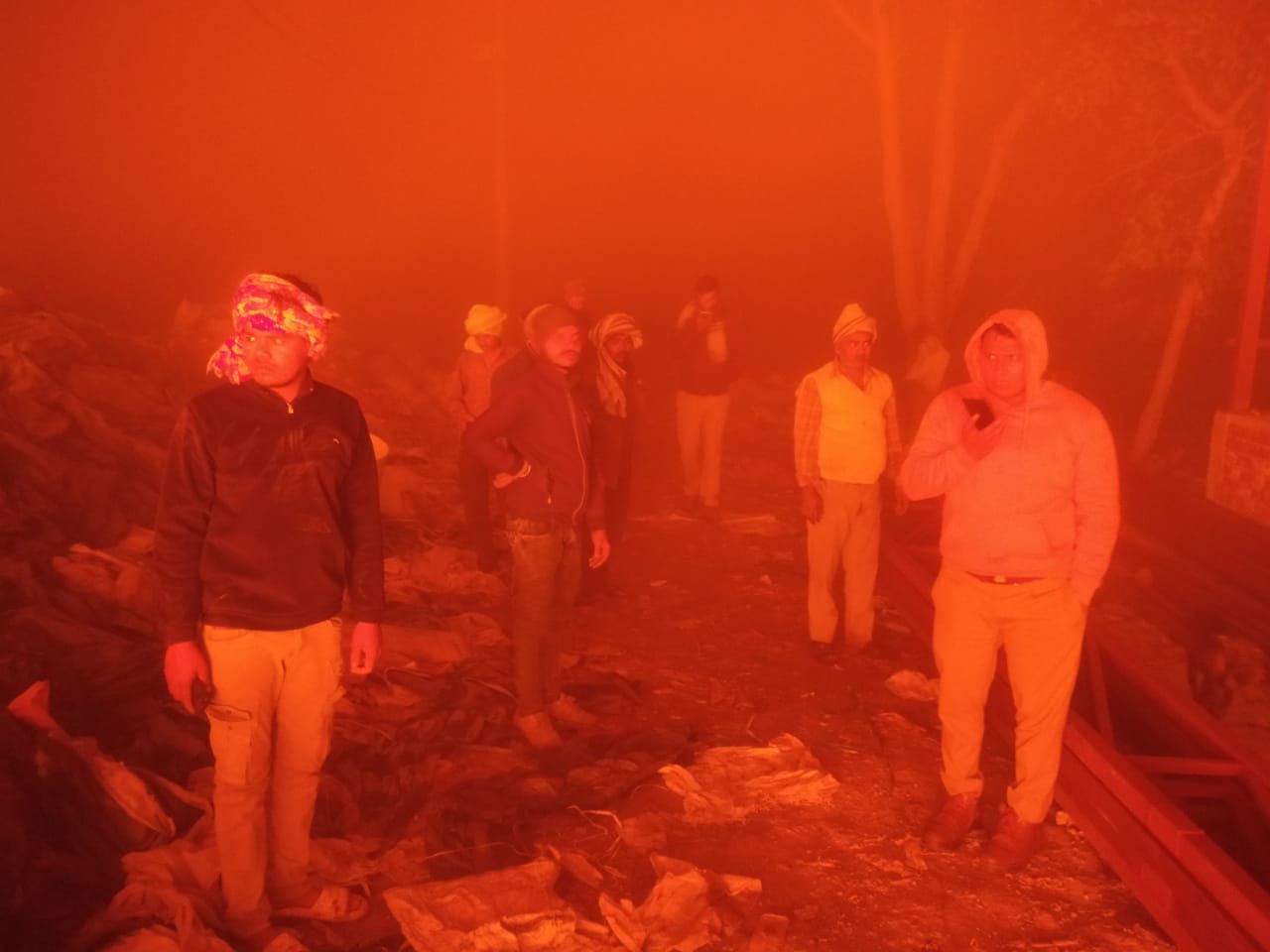 आगरा एत्मादपुर में वेस्टर्न सीट ढक्कन फैक्ट्री में भीषण आग, पुलिस ने बचाई कई जानें