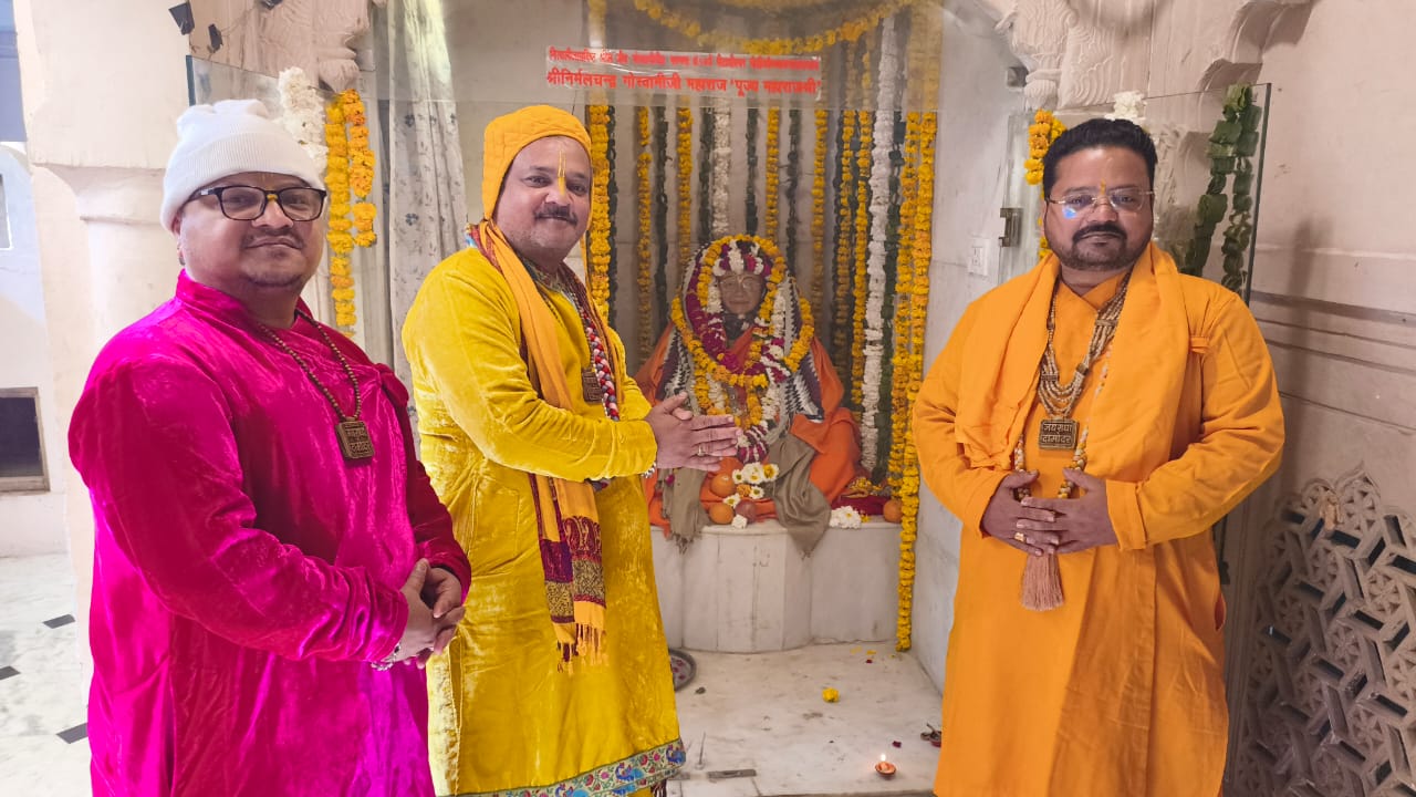 राधा दामोदर मंदिर में तिरोभाव महोत्सव के द्वितीय दिवस वितरित किए श्रवण यंत्र