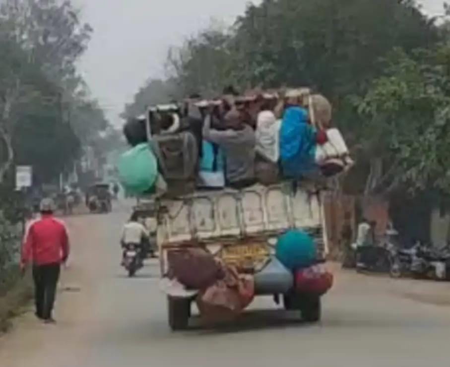 खुलेआम यातायात नियमों की उड़ायी जा रहीं धज्जियां लोडर में लटकती दिखी सबारियाँ