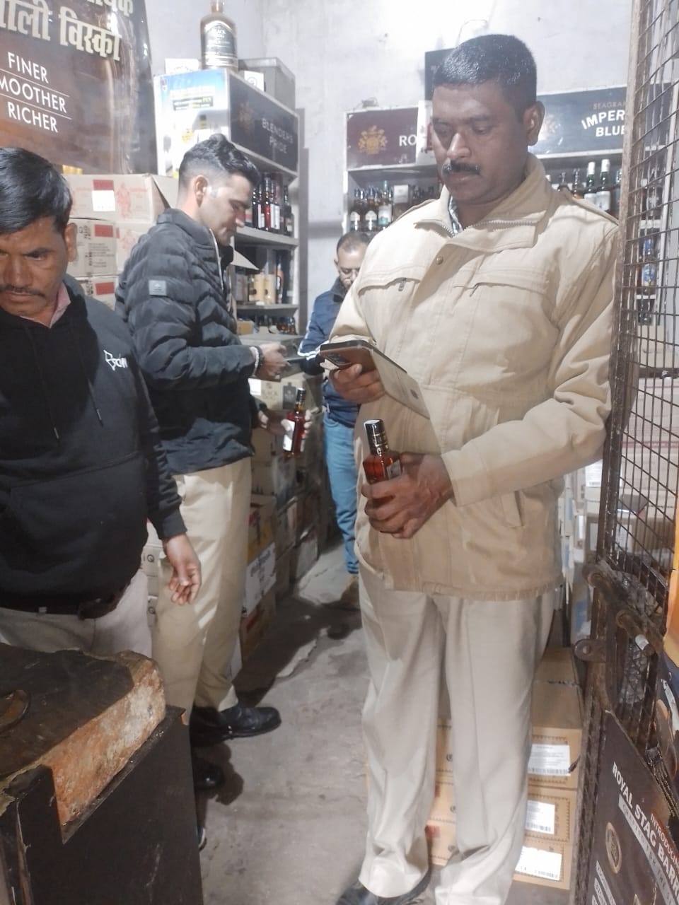 जिला आबकारी अधिकारी के निर्देशन में देशी मदिरा एवं कम्पोजिट दुकानो का किया निरीक्षण