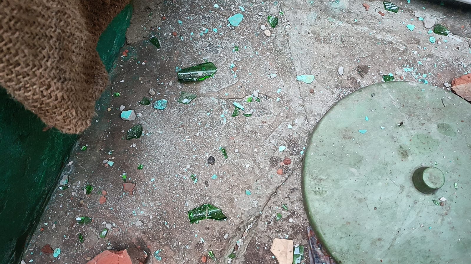 एक ही समुदाय के दो पक्षों के बीच मामूली कहासुनी जमकर पथराव