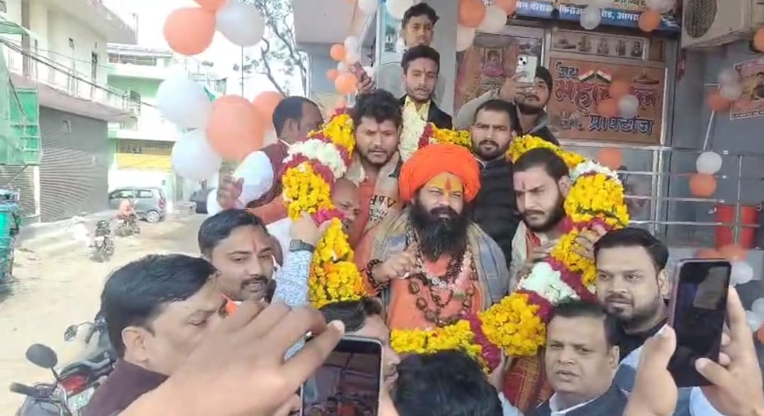 हिंदू सम्मेलन में शामिल होने पहुंचे अयोध्या हनुमानगढ़ी के प्रसिद्ध महंत राजू दास जी महाराज का किया जोशीला स्वागत