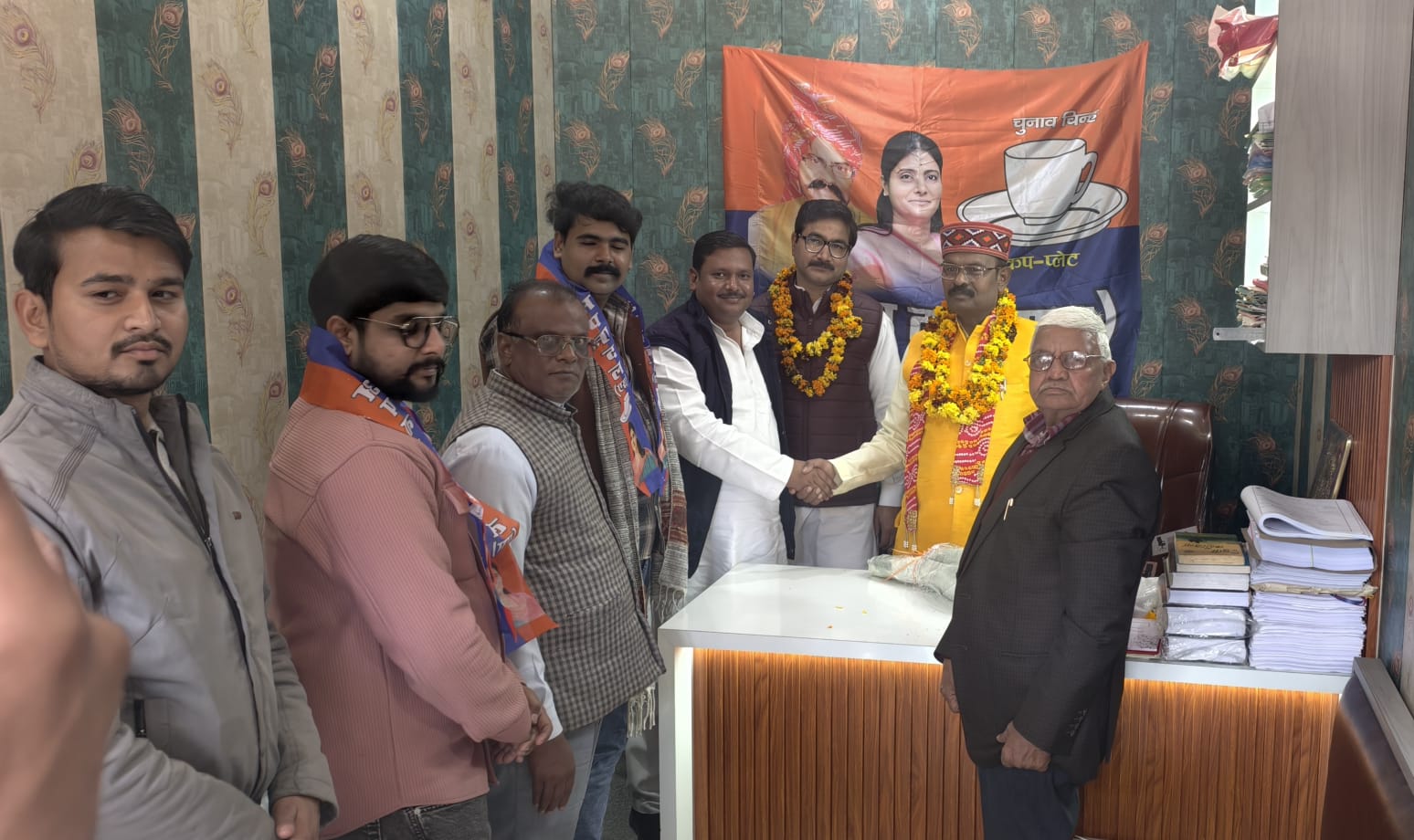 स्याना में अपना दल (एस) कार्यालय पर बैठक विधायक देवेंद्र सिंह लोधी ने योगी सरकार और पार्टी के कार्यो की सराहना की