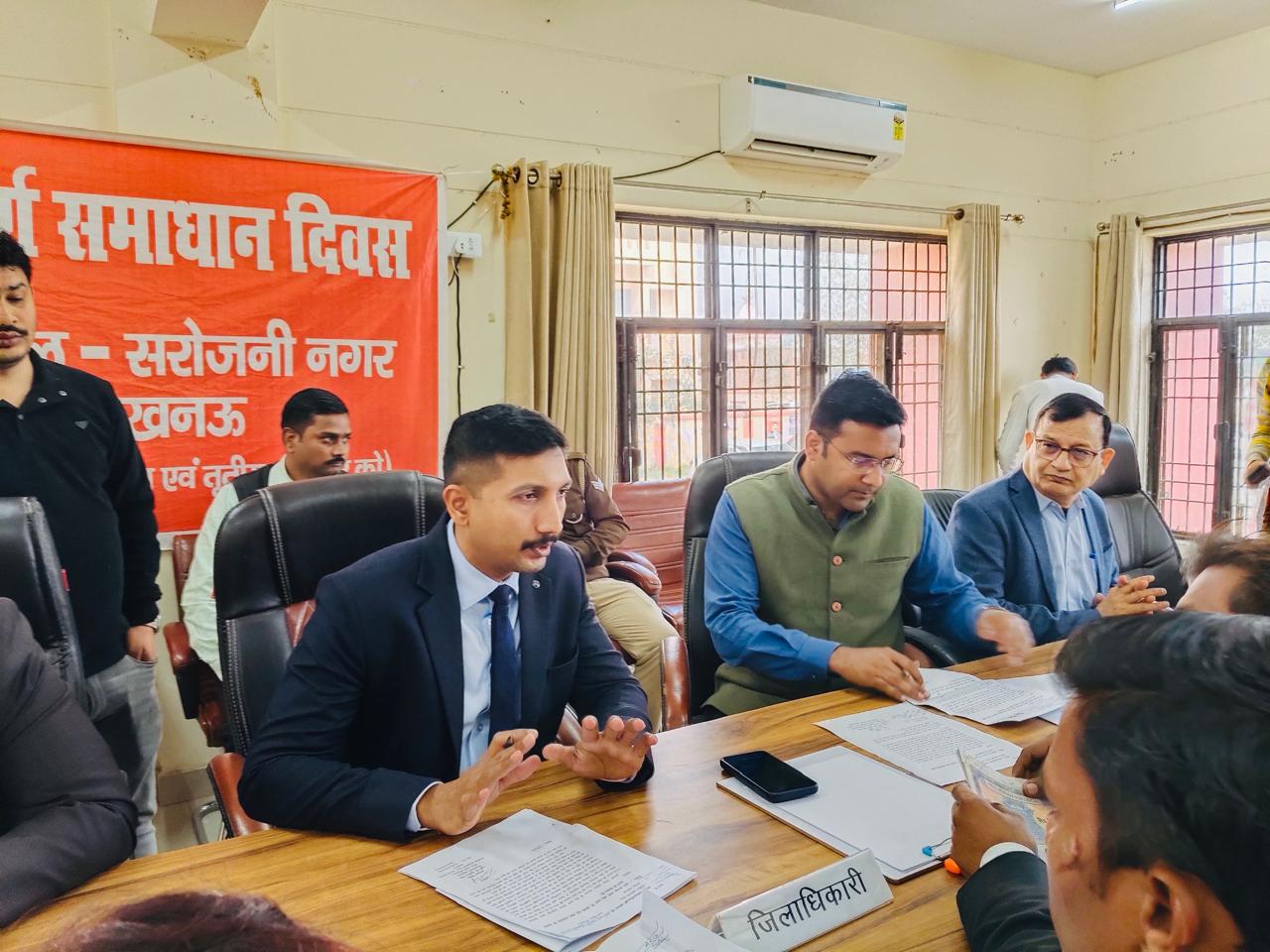 जिलाधिकारी की अध्यक्षता में तहसील सरोजनीनगर में सम्पूर्ण समाधान दिवस का आयोजन