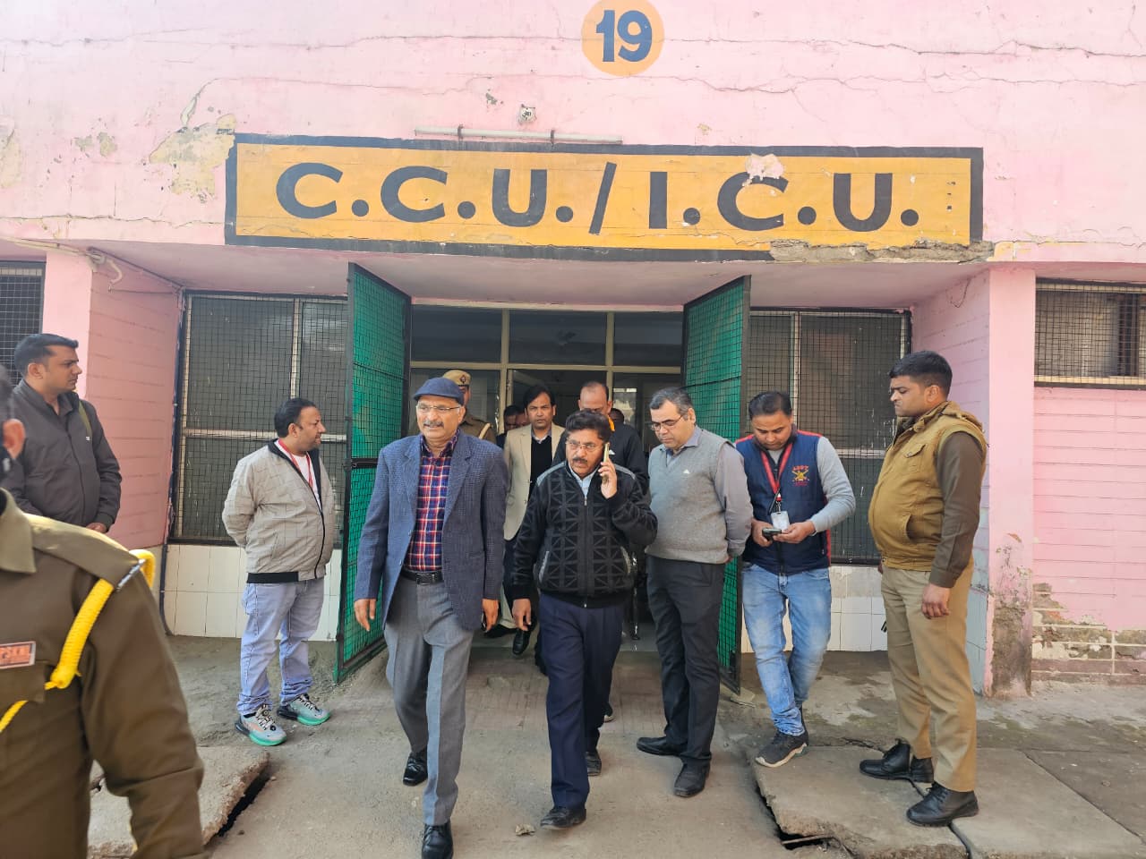 मण्डल आयुक्त ने किया जिला अस्पताल का औचक निरीक्षण