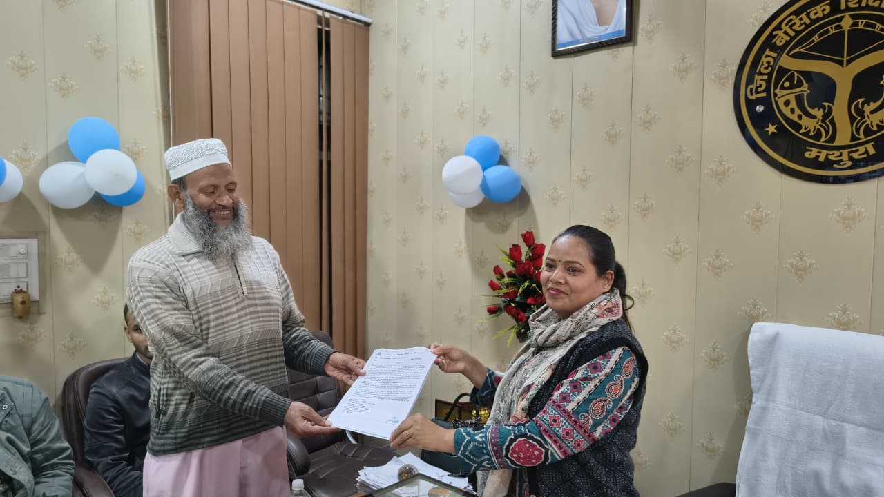 बीएसए ने पारदर्शी जांच के बाद निलंबित शिक्षक को सौंपा बहाली आदेश