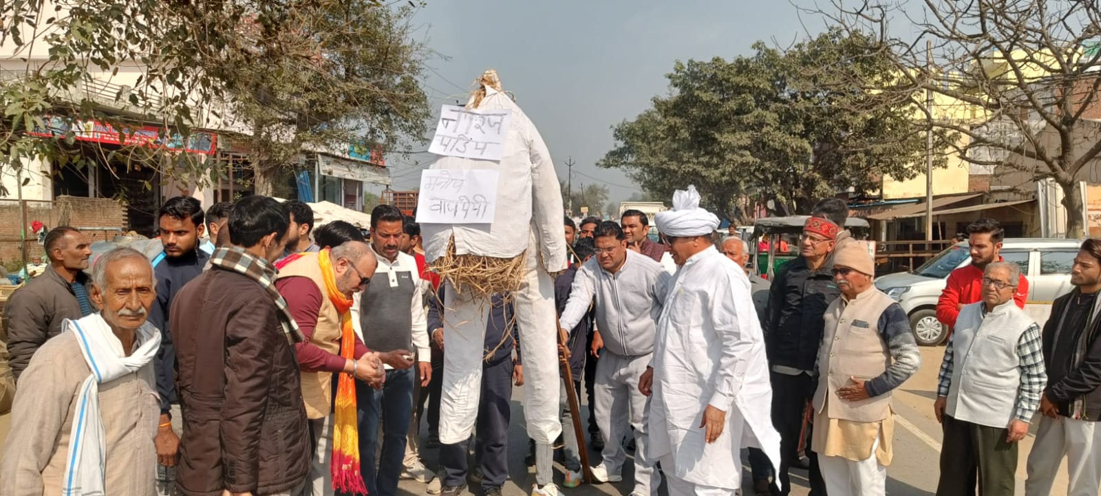 भाकियू अराजनैतिक ने भी फिल्म घूसखोर पंडत का किया विरोध, फिल्म निर्देशक का पुतला फूका
