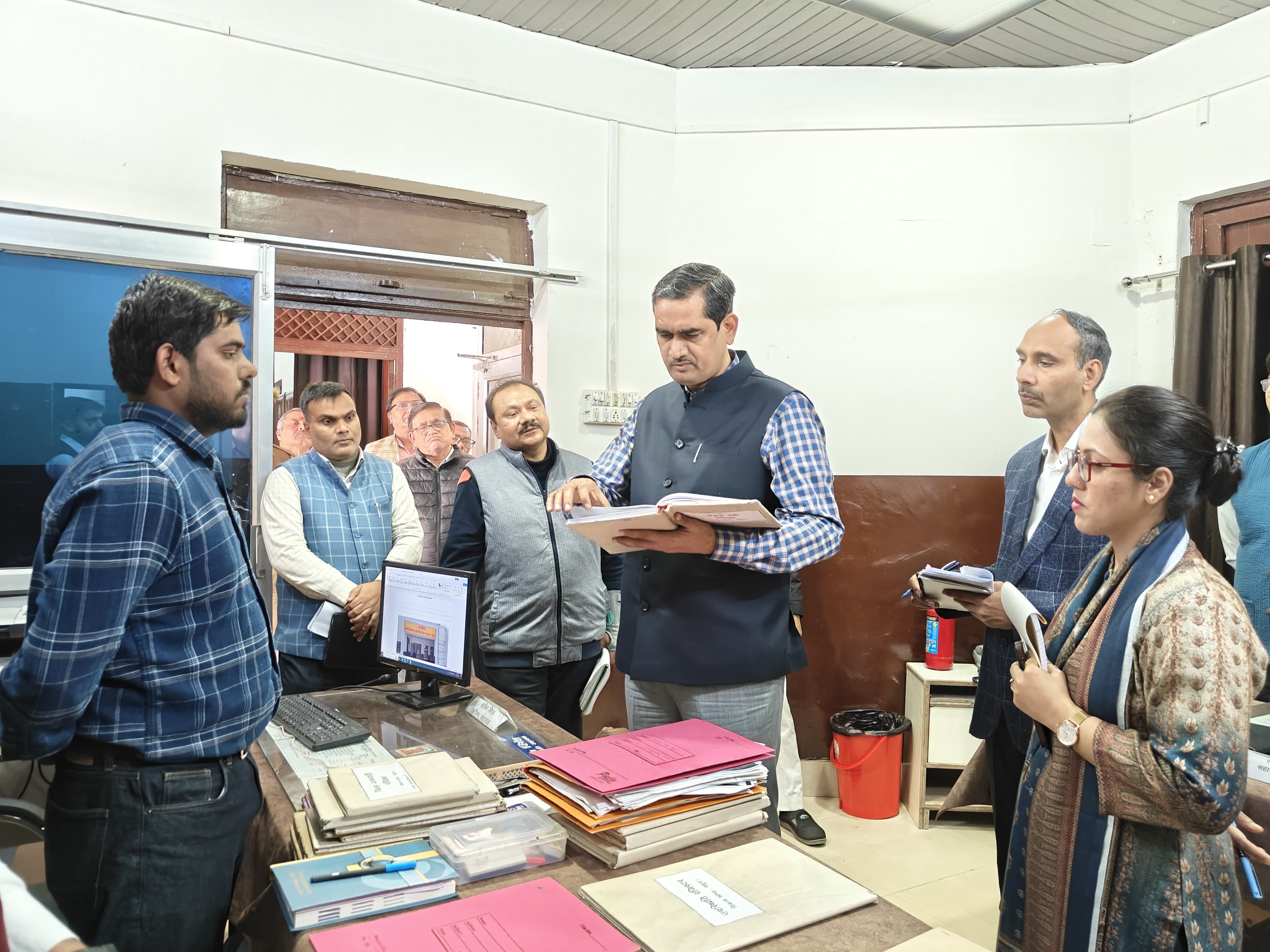 जिला अधिकारी ने खण्ड विकास अधिकारी कार्यालय का  किया निरीक्षण