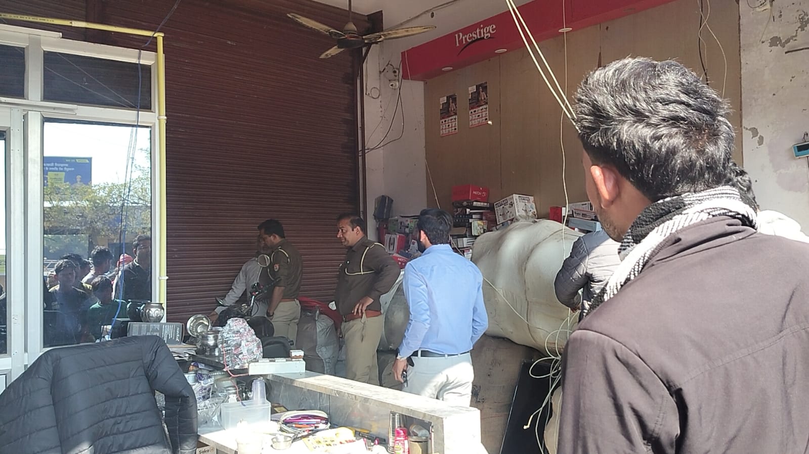 गोवर्धन में बंद बर्तन की दुकान से चोरी, सरस्वती चौराहा पर अज्ञात चोर 5 लाख ₹ कैश एवं हजार का सामान ले उड़े, पुलिस जाँच में जुटी