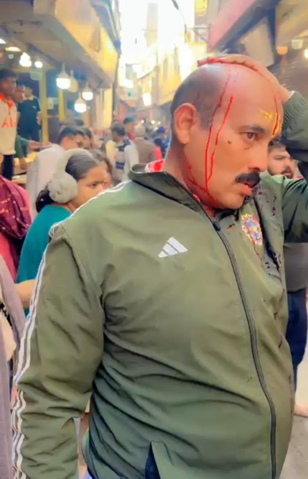 बांके बिहारी मंदिर के सेवायत और श्रद्धालु के साथ मारपीट का वीडियो वायरल