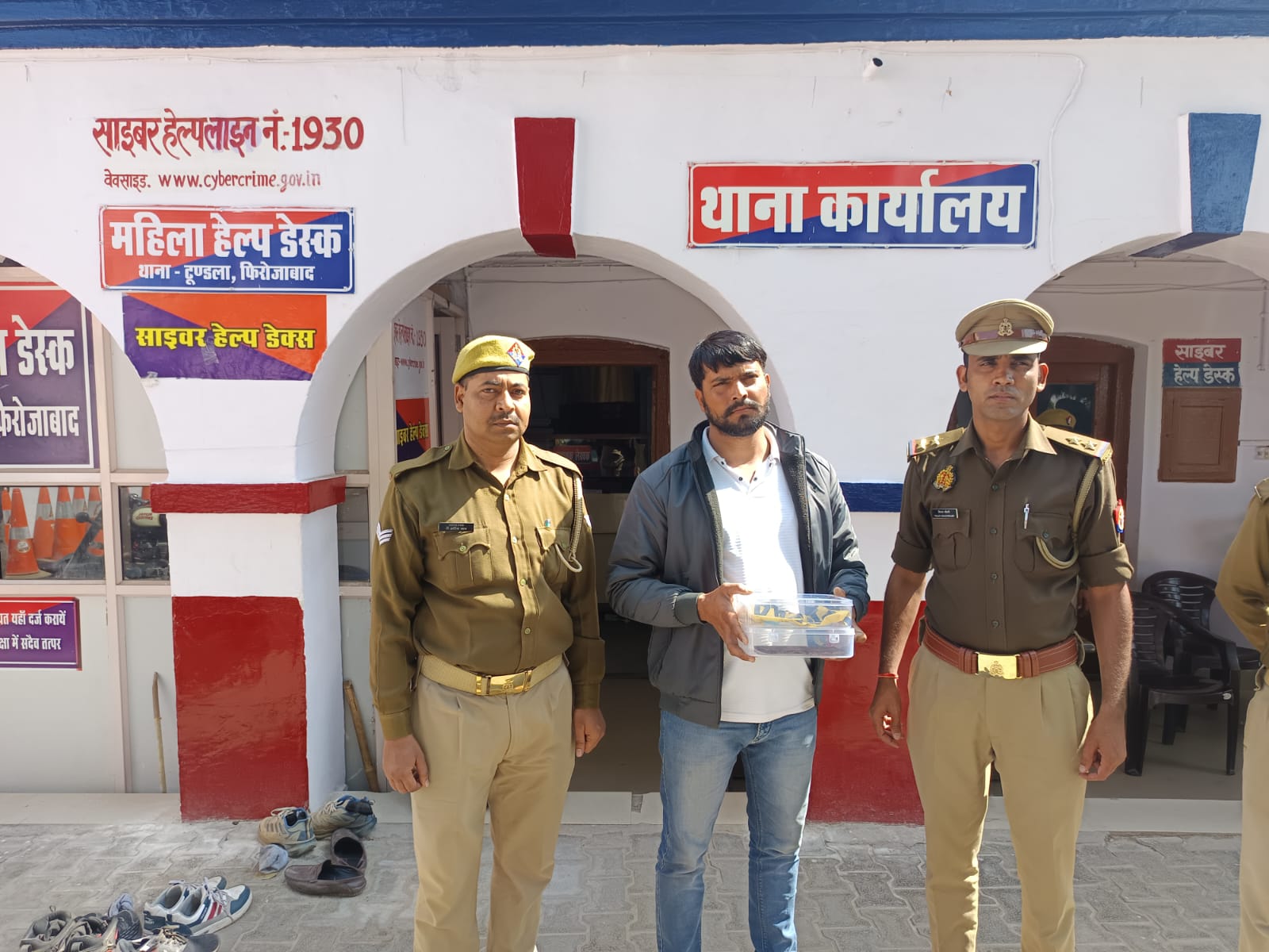टूण्डला पुलिस टीम द्वारा नम्बर प्लेट  की क्लोनिंग कर अवैध रूप से फास्ट टैग से लगातार टोल टैक्स से कटोती करने वाले अभियुक्त विकास को किया गिरफ्तार