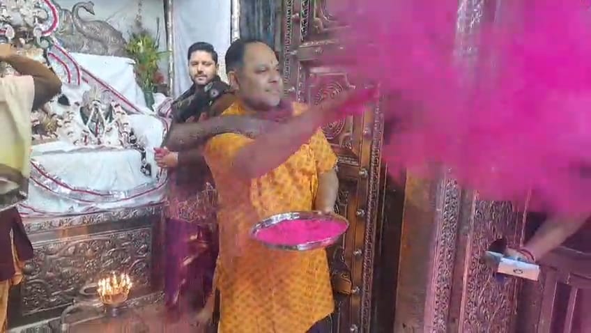 ठाकुर श्री राधा बल्लभ मंदिर में उड़ा गुलाल, फुलेरा दूज पर ब्रज में होली की मची धूम
