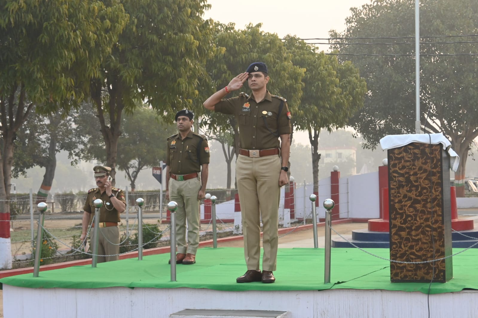 वरिष्ठ पुलिस अधीक्षक द्वारा रिजर्व पुलिस लाइन में शुक्रवार परेड की ली गई सलामी