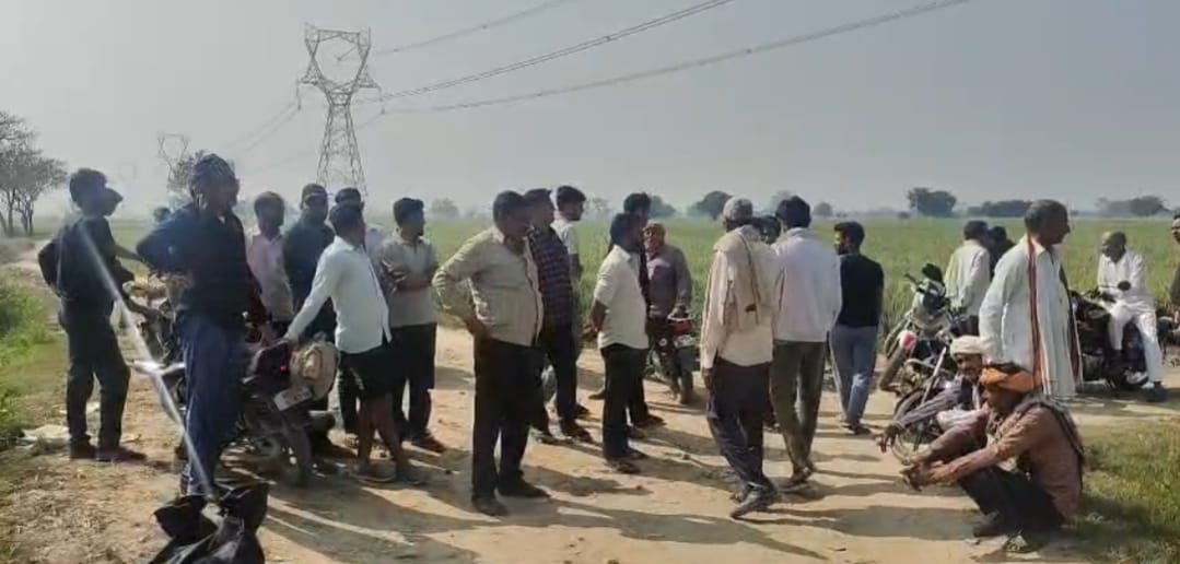 गोवर्धन क्षेत्र में पेड़ पर लटका मिला मजदूर का शव, पुलिस ने शव को लिया कब्जे में