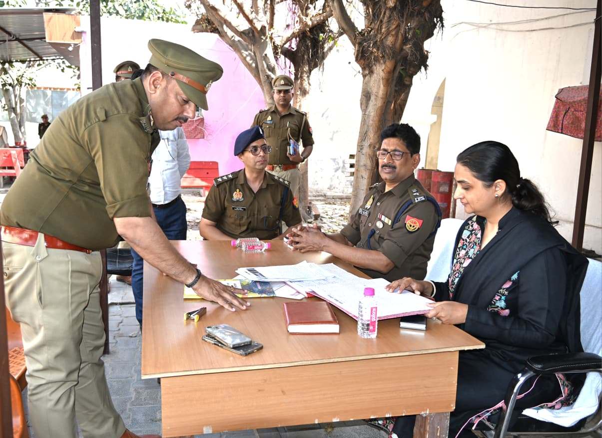 जिलाधिकारी एवं वरिष्ठ पुलिस अधीक्षक बुलन्दशहर द्वारा थाना समाधान दिवस के अवसर पर थाना कोतवाली नगर परिसर में सुनी गयी जनसमस्याएं