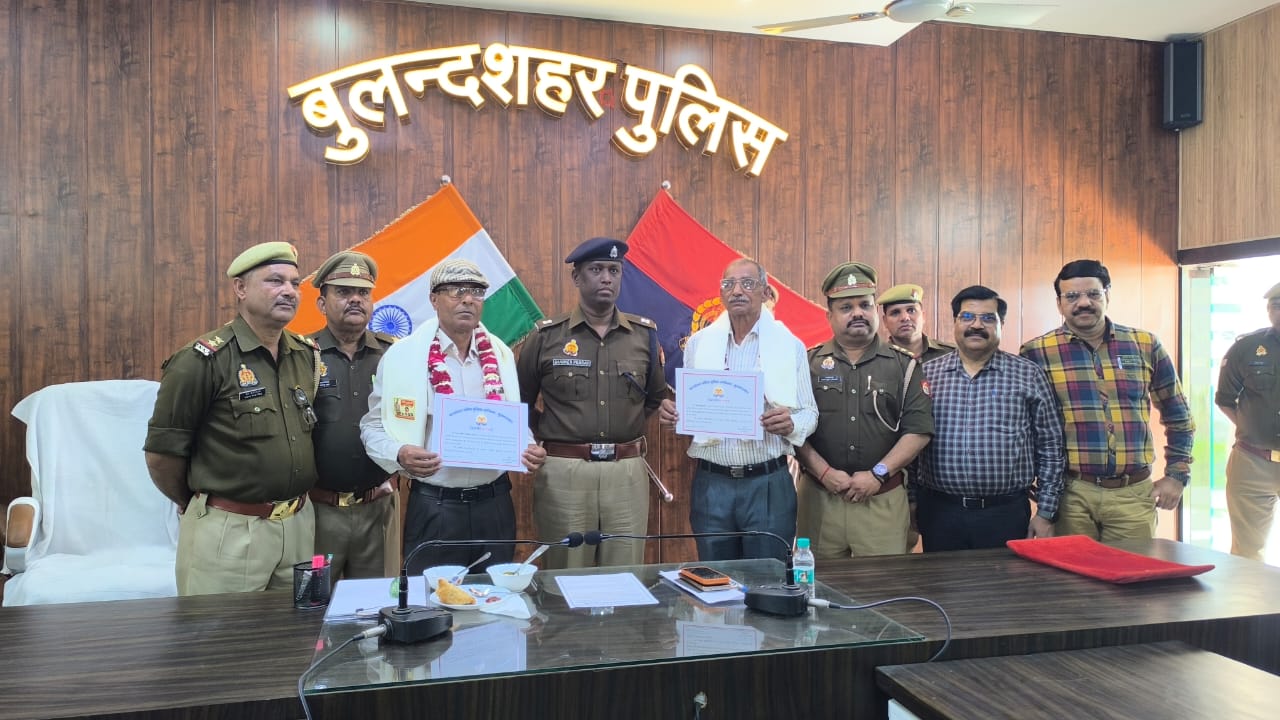 अपर पुलिस अधीक्षक नगर द्वारा पुलिस लाइन परिसर में सेवानिवृत्त पुलिसकर्मियों को किया सम्मानित