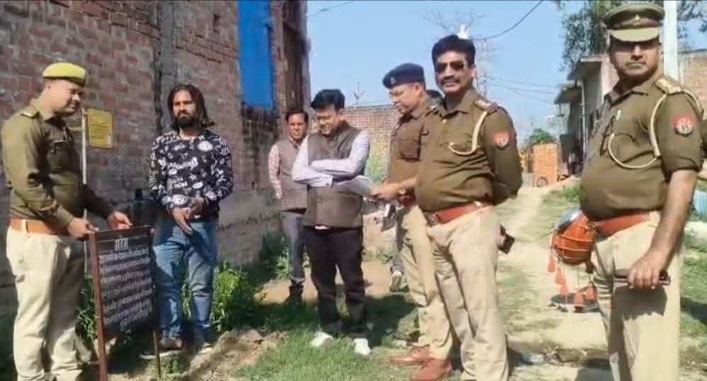 अवैध शराब के कारोबार से अर्जित गैंगस्टर की 54 लाख की संपत्ति कुर्क, डीएम ने जारी किए आदेश