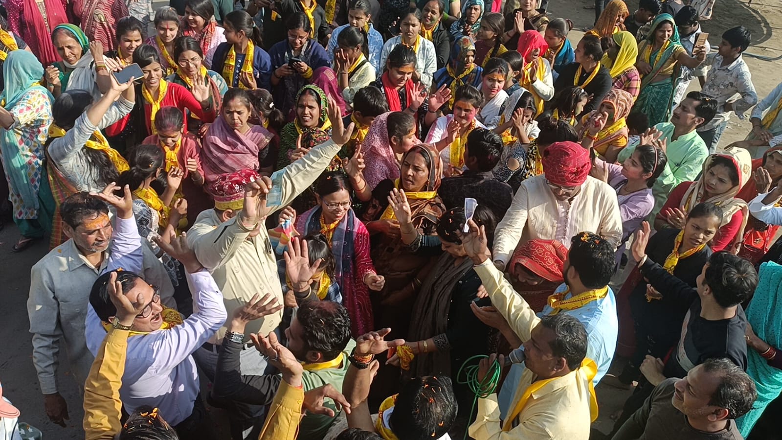 राया-राधे-राधे के जयकारों संग निकली पदयात्रा, मानसरोवर में खेली होली