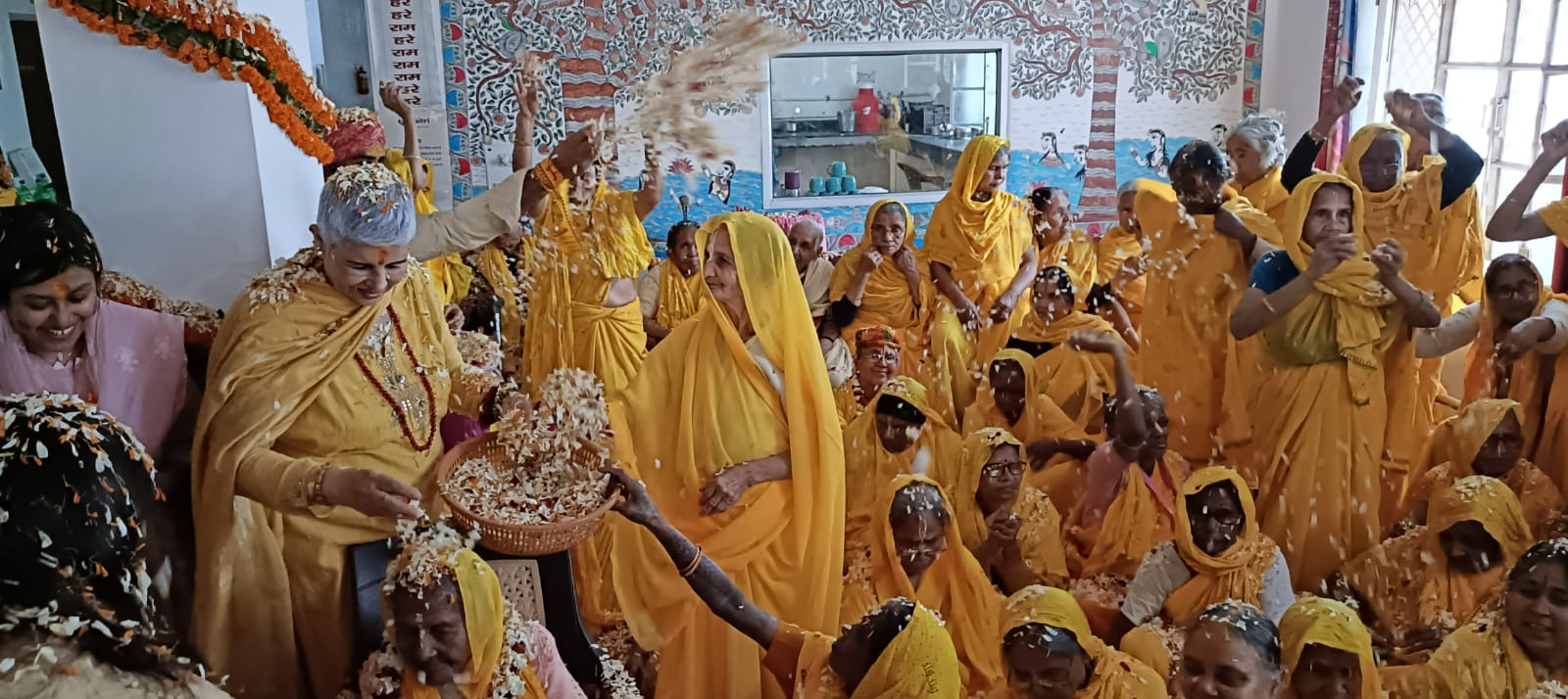 मैत्री घर में बरसे आस्था के फूल: 105 वर्षीया रेनु मा और 95 वर्षीया शांति कपूर बनीं उल्लास की गवाह