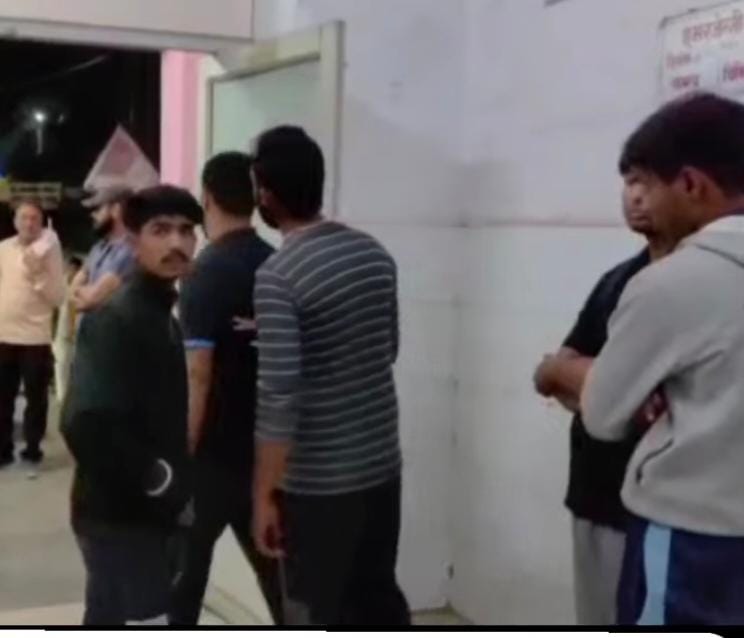 आगरा के शाहगंज में जिंदा जलाए गए युवक की मौत, परिजनों का हंगामा