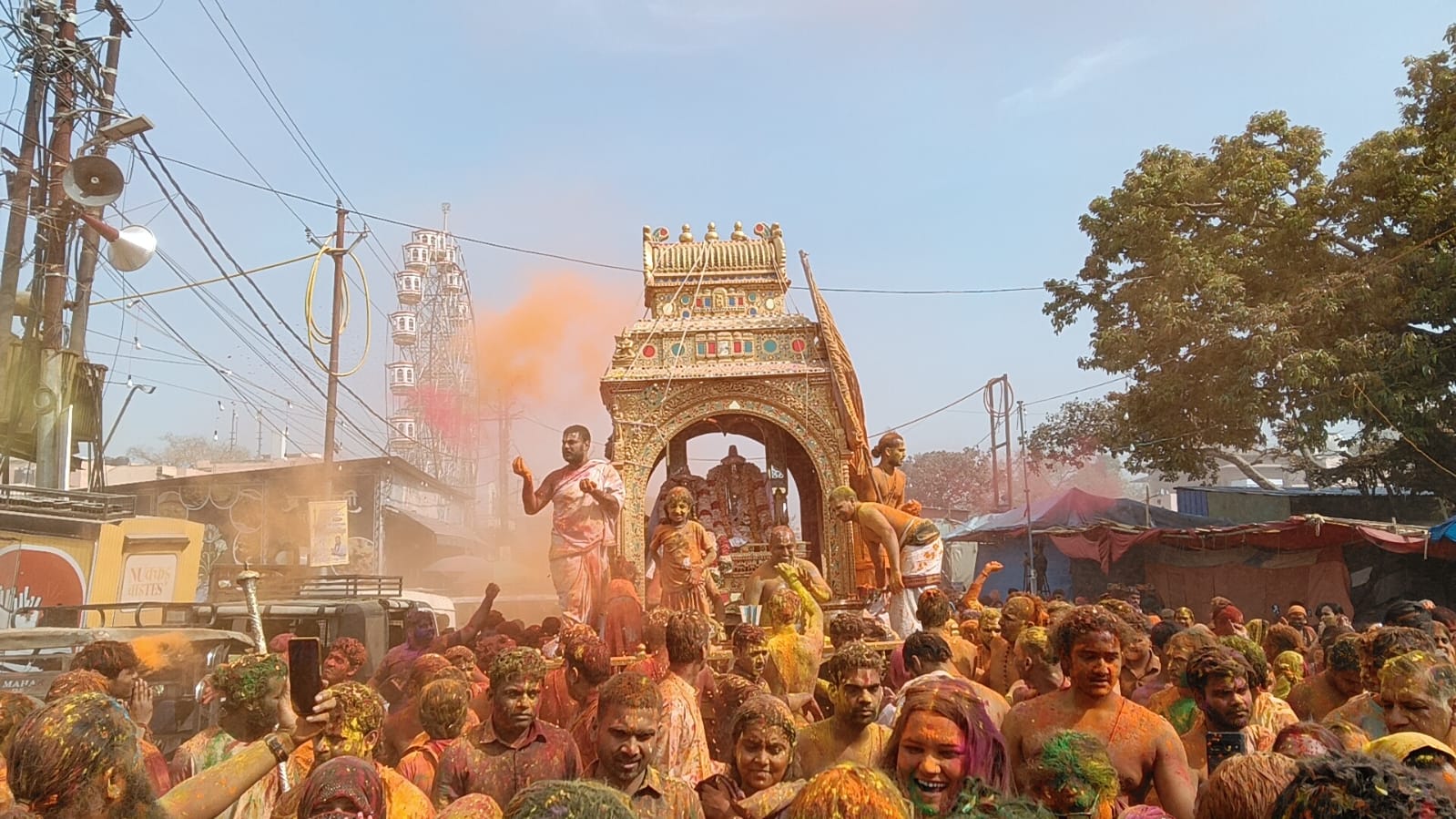 अबीर-गुलाल की बदरी के बीच कांच के विमान पर निकले ठाकुरजी, रंगनाथ मंदिर में उमड़ा आस्था का सैलाब