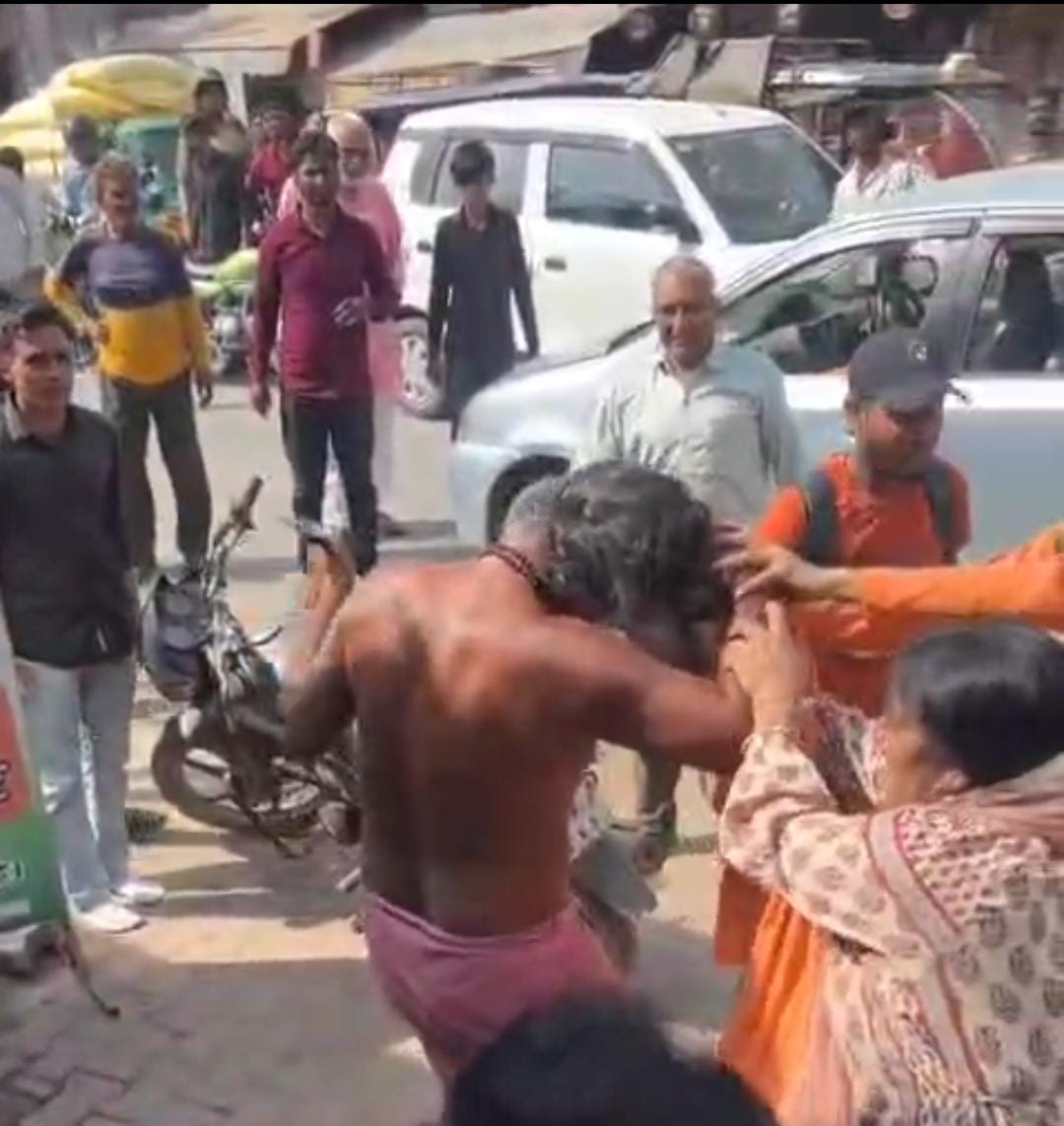 पत्नी को छोड़ प्रेमिका संग रह रहे साधु वेशधारी कार चालक की भीड़ ने की धुनाई