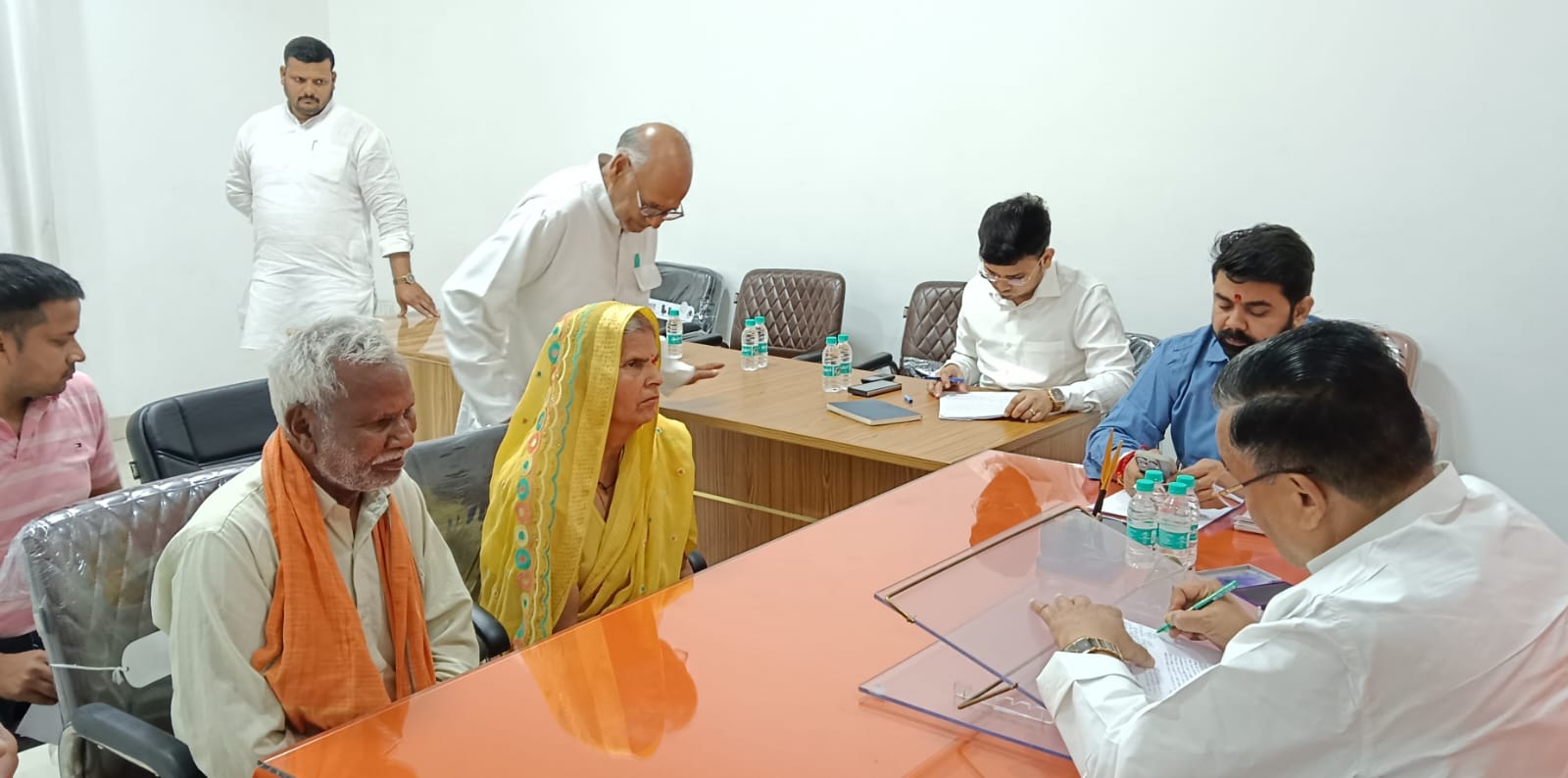 पर्यटन एवं संस्कृति मंत्री जयवीर सिंह ने जनता की सुनी समस्या किया निस्तारण