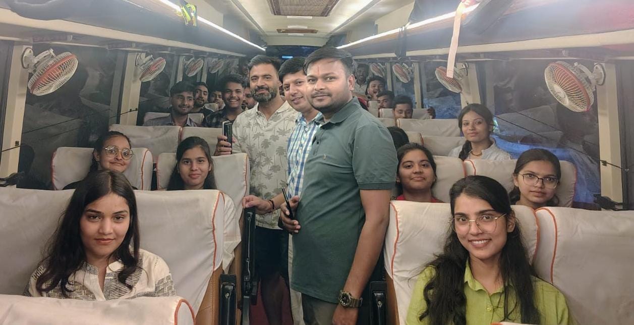 श्री बाबू लाल कॉलेज ऑफ फार्मेसी के विद्यार्थी इंडस्ट्रियल विजिट के लिए हुए रवाना