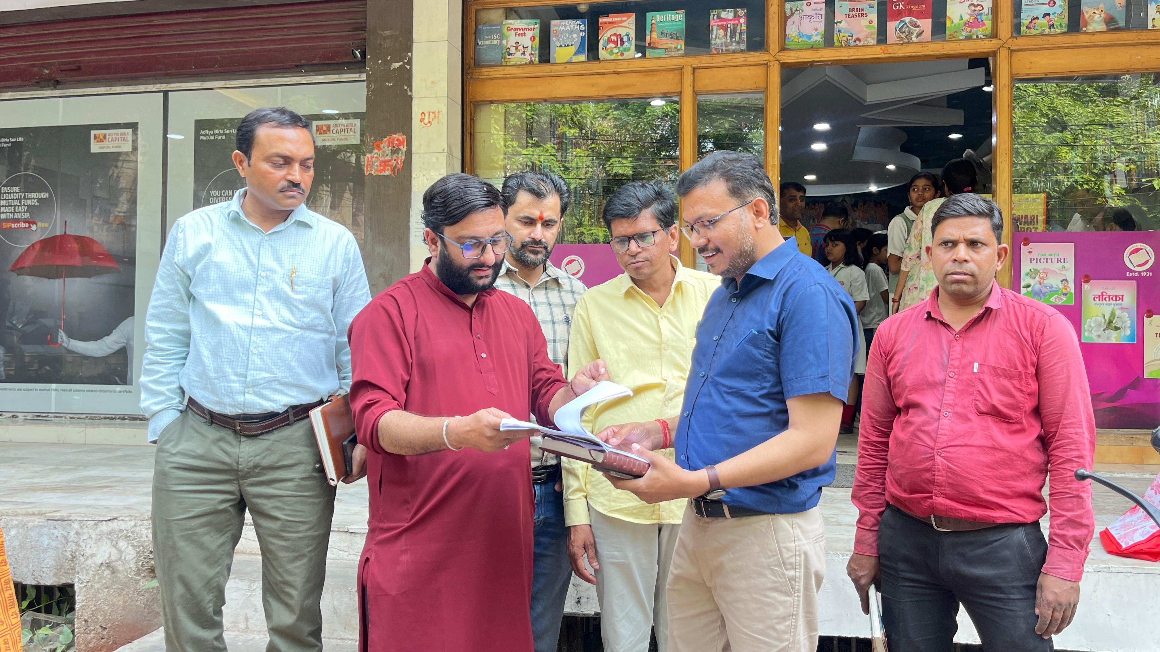 निजी स्कूल और प्राइवेट किताबों के गठजोड़ के खिलाफ पापा संस्था का जोरदार प्रदर्शन