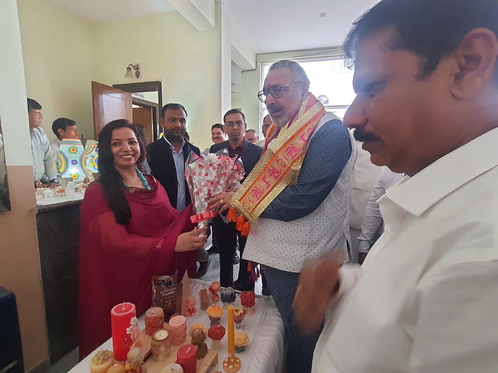 मंत्री गिरिराज सिंह की अध्यक्षता में सर्किट हाउस सभागार में हैंडलूम,हैंडीक्राफ्ट, सी0सी0आई0,सी0एस0बी0, एवं टेक्सटाइल के क्षेत्रीय पदाधिकारियों के साथ बैठक