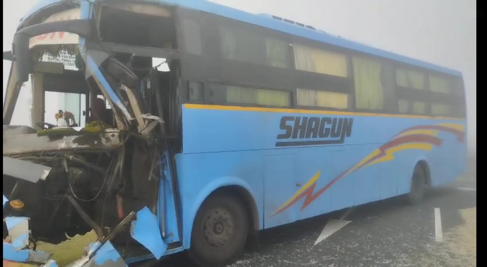 राया मे कोहरे में बस हादसा: जयपुर-बरेली हाईवे पर बस ट्रैक्टर से टकराई, मची चीख-पुकार