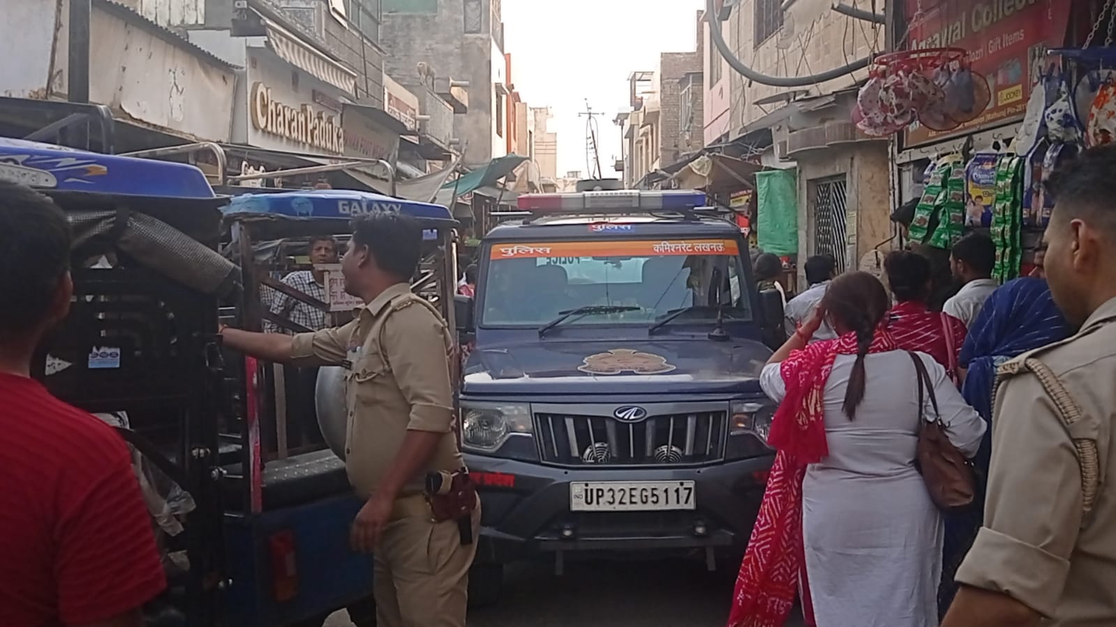 वृन्दावन में बढ़ता ट्रैफिक जाम, आम जनता परेशान, VIP गाड़ियां भी फंसी