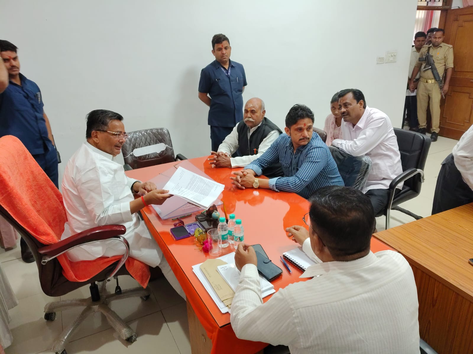 पर्यटन मंत्री जयवीर सिंह ने सुनीं जनता की समस्याएं