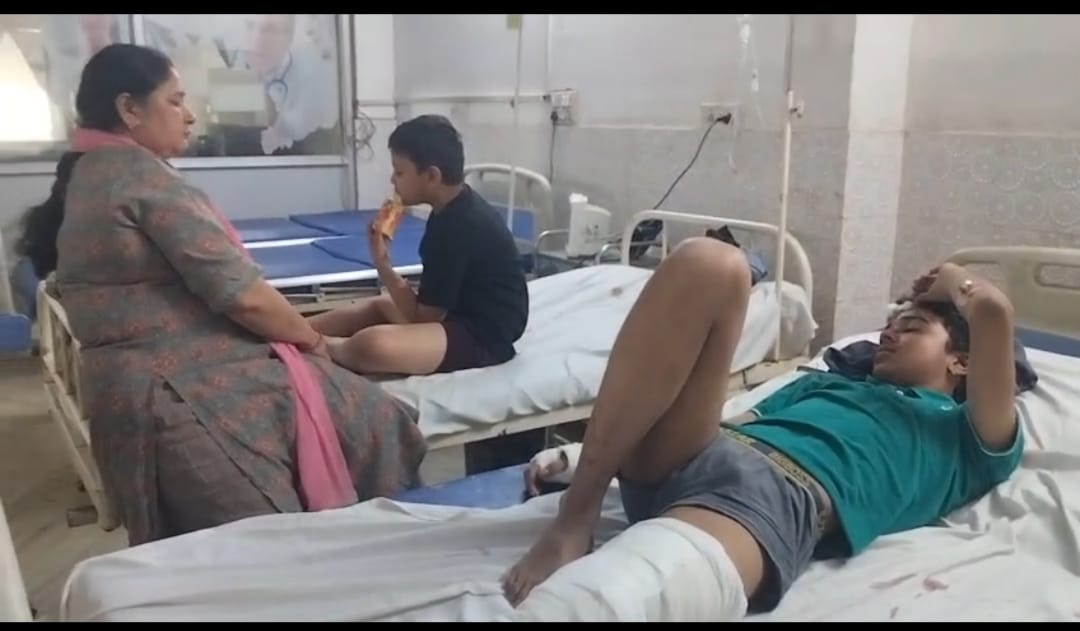 अनियंत्रित बस ने कार में मारी टक्कर, कार के उड़े परखच्चे, एक मौत, चार घायल