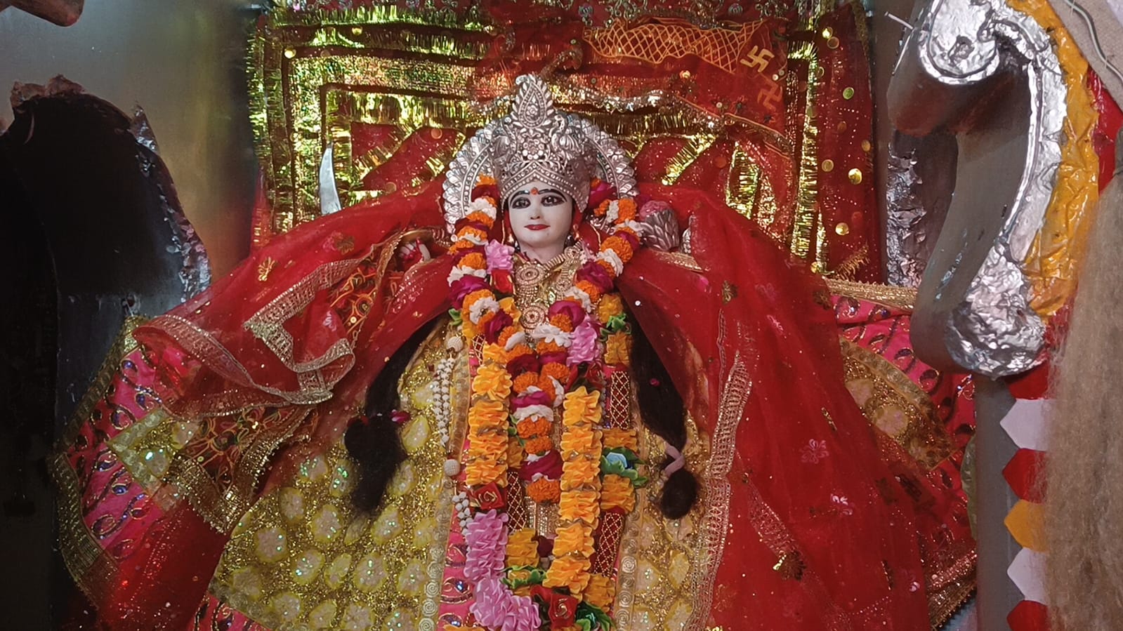 देवी मां का लगा है दरबार लांगुरिया चलो तो दर्शन कर आवे