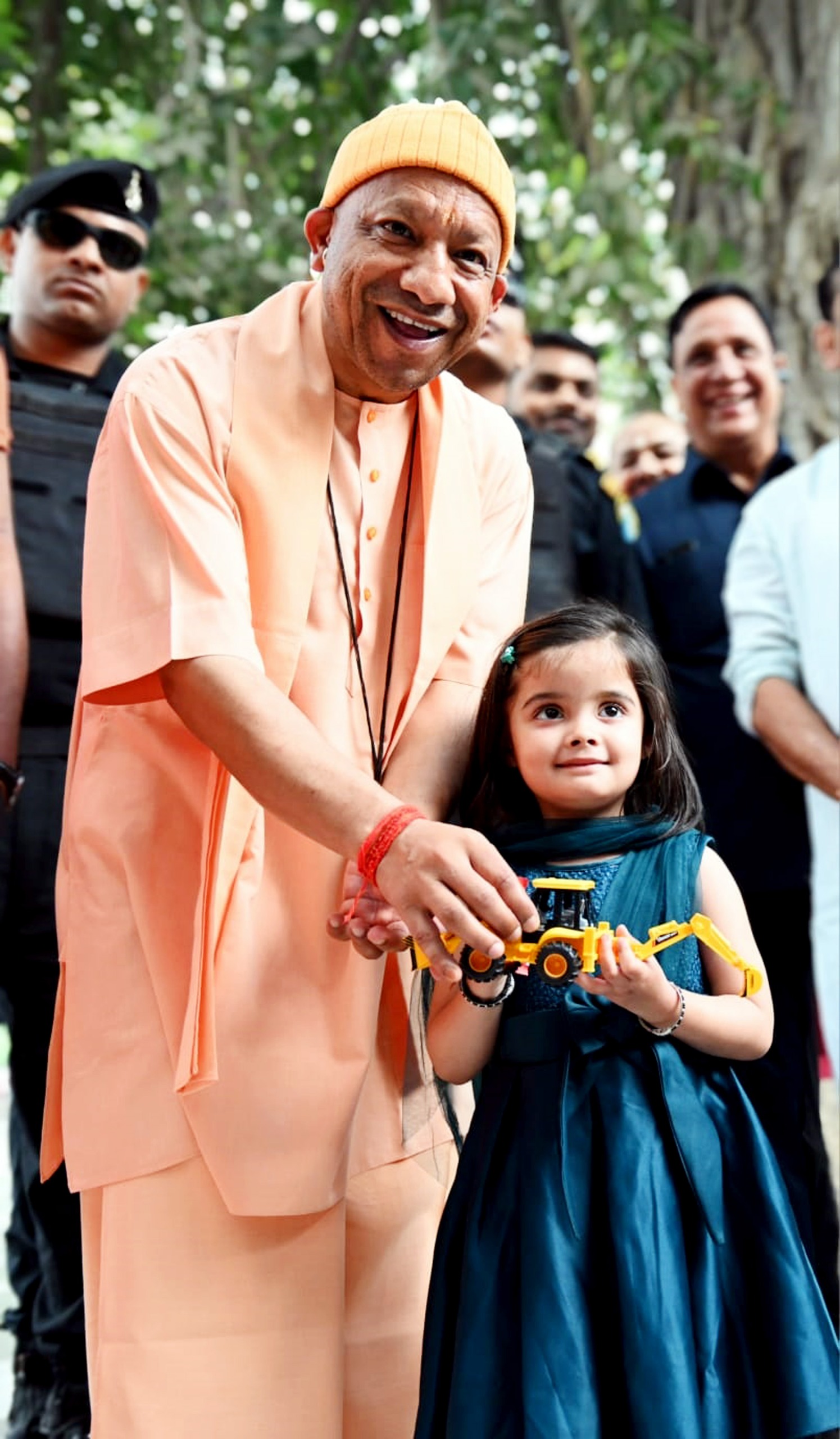 "आंखें बंद करिए, आपको कुछ गिफ्ट देना है", 4 साल की यशस्विनी मुख्यमंत्री योगी आदित्यनाथ को गिफ्ट किया 'बुलडोजर'