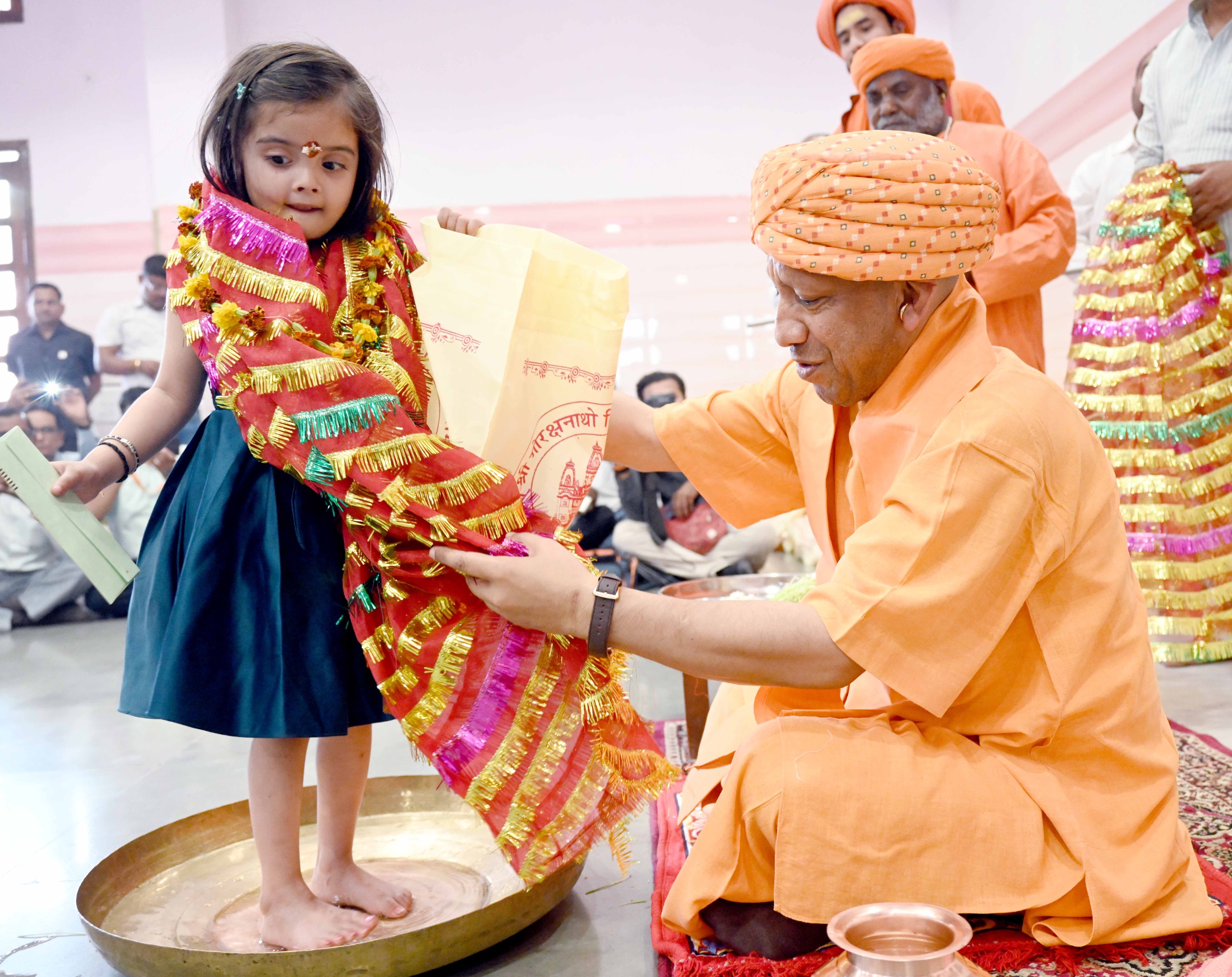 वासंतिक नवरात्रि की नवमी तिथि पर नौ दुर्गा स्वरूपा कन्याओं के पांव पखारे सीएम योगी ने