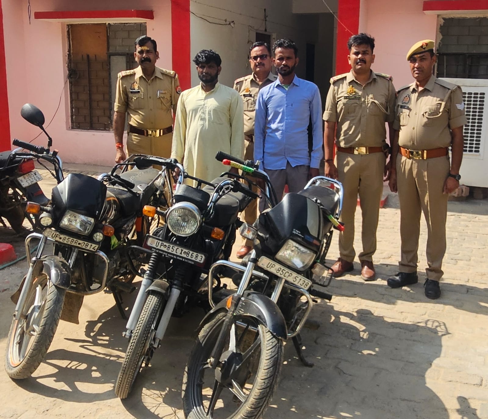 गोवर्धन पुलिस की कार्रवाई, 1.18 लाख की संपत्ति जब्त कर कराई मुनादी, आरोपियों की तीन बाइक कुर्क
