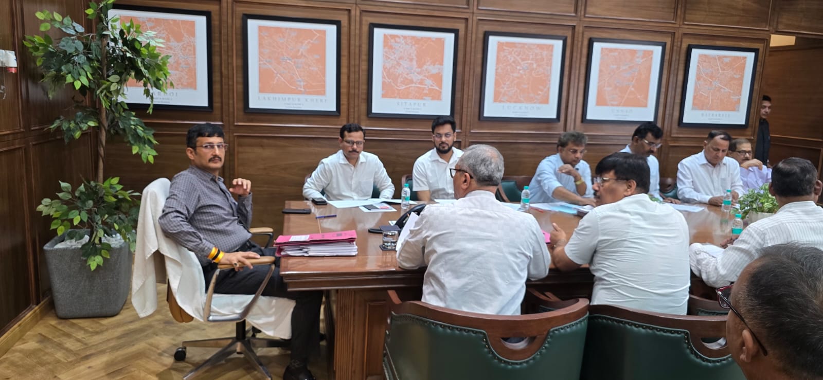 मण्डलायुक्त विजय विश्वास पंत की अध्यक्षता में मण्डलीय सड़क सुरक्षा समिति की बैठक आयुक्त सभागार में संपन्न