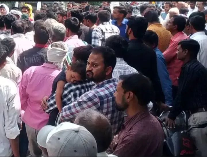 किसान का शव बबूल के पेड़ से लटका मिला