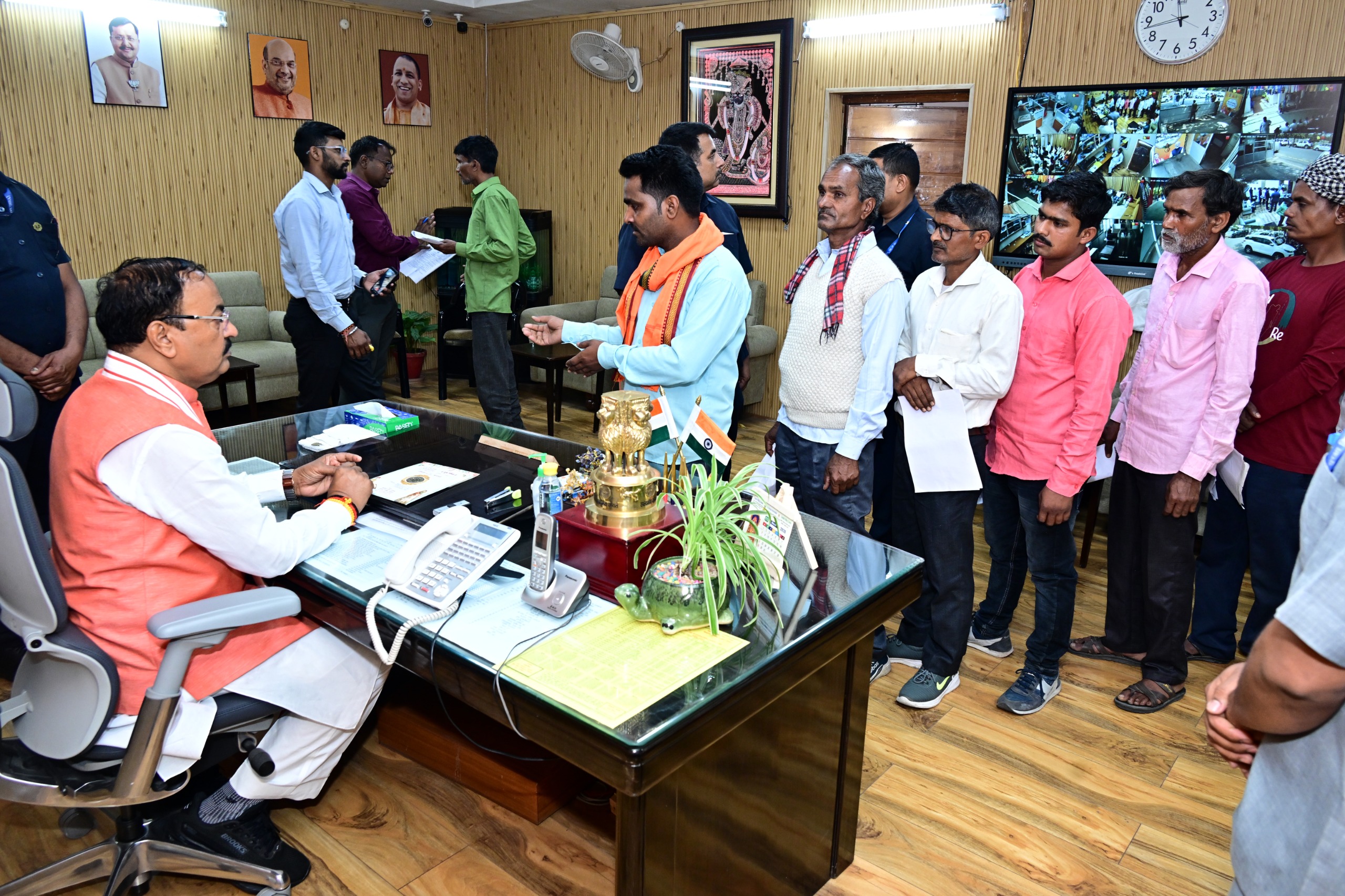 जनता दर्शन में उप मुख्यमंत्री केशव प्रसाद मौर्य ने फरियादियों से सीधे किया संवाद, त्वरित निस्तारण के निर्देश